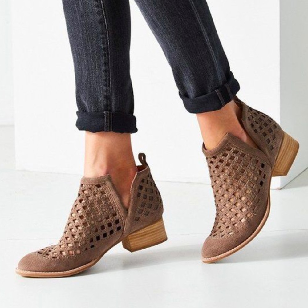 Jeffrey Campbell size 9.5 women’s lattice cutout taupe point toe ankle boot EUC